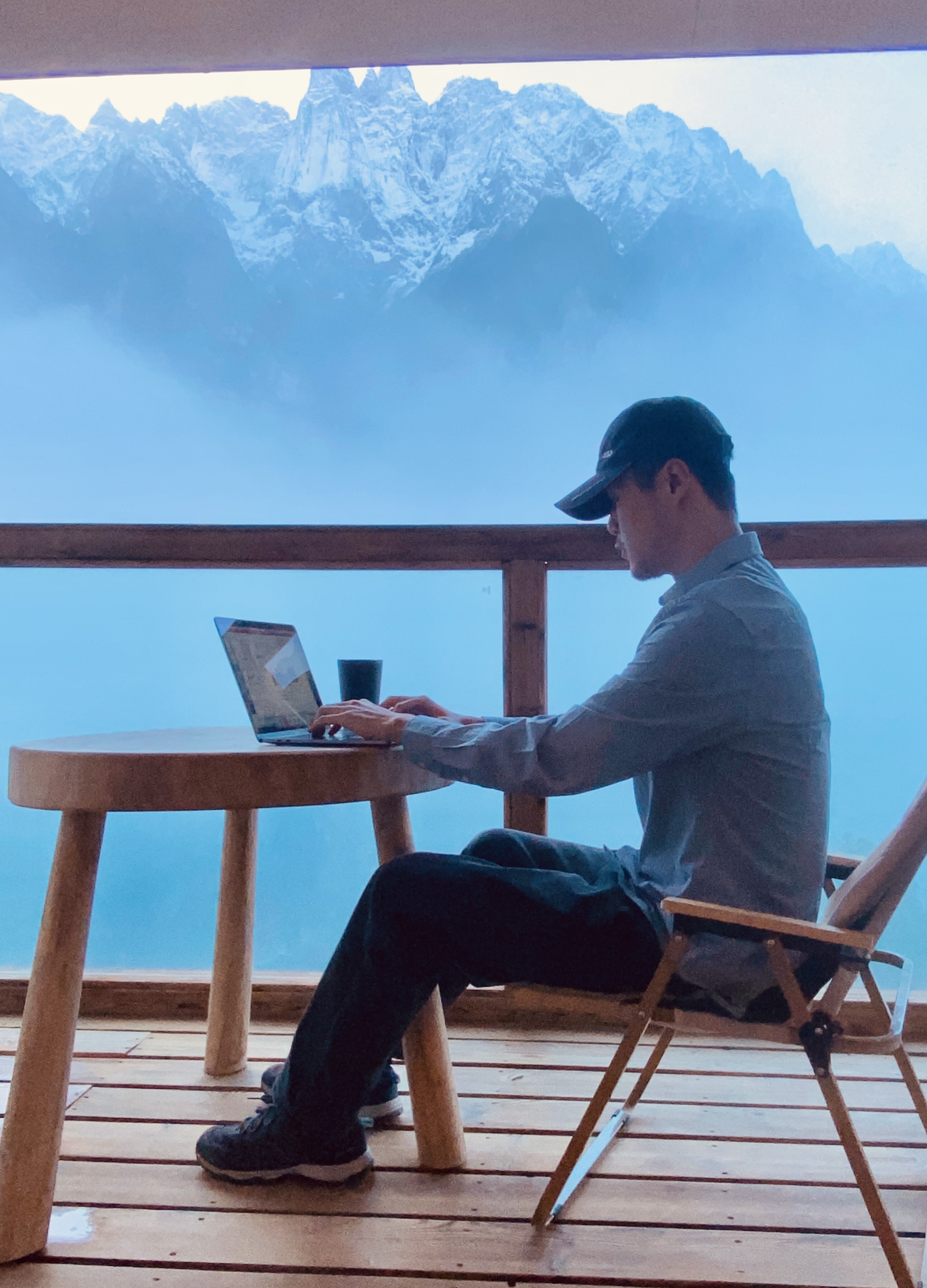Working with a laptop at Tiger Leaping Gorge, Yunnan